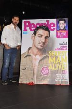 John Abraham launches special issue of People magazine in F Bar, Mumbai on 28th Nov 2012 (8).JPG
